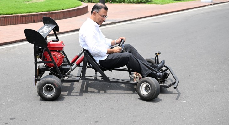 কলেজছাত্রের তৈরি করা রেসিংকার চালালেন প্রধানমন্ত্রী